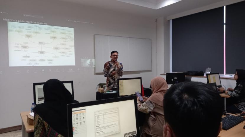 Fakultas Teknik dan Informatika (FTI) Universitas BSI (Bina Sarana Informatika) sukses menyelenggarakan pelatihan bertajuk “Data Mining Fruitful and Fun with Orange”. 