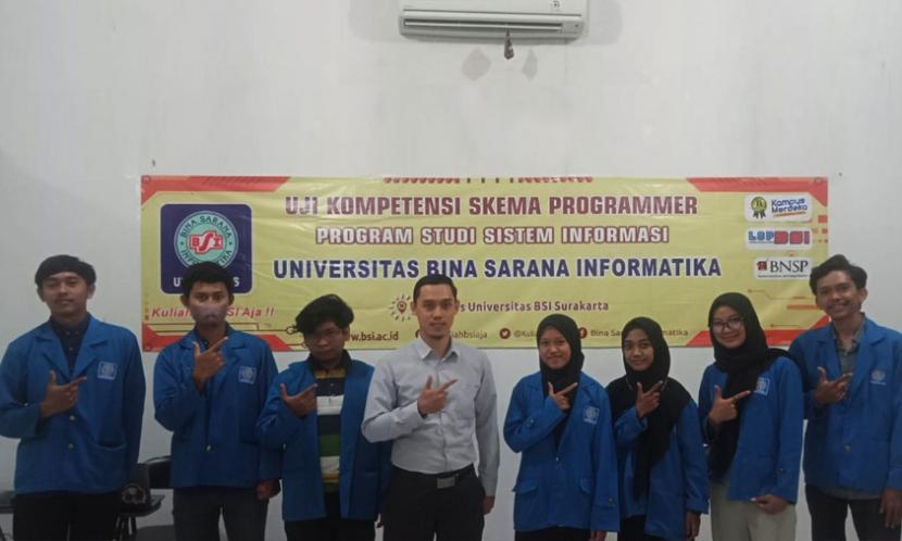 Fakultas Teknik dan Informatika Program Studi (Prodi) Sistem Informasi Universitas BSI (Bina Sarana Informatika) kampus Solo menyelenggarakan uji sertifikasi pada mahasiswa semester 4 melalui kompetensi Programmer. 