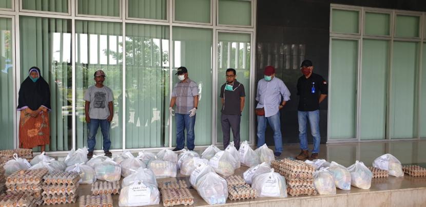 Fakultas Teknik (FT) Universitas Hasanuddin menginisiasi pembagian bahan makanan dan kebutuhan pokok bagi masyarakat kurang mampu yang berdomisili di sekitar Kampus Unhas Gowa. 
