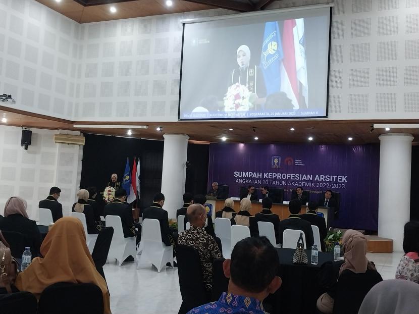Fakultas Teknik Sipil dan Perencanaan Universitas Islam Indonesia (FTSP UII) menggelar upacara Sumpah Keprofesian Arsitek angkatan 10 tahun akademik 2022/2023 di Auditorium Gedung Moh Natsir UII.