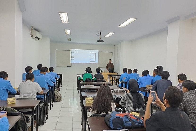 Fakultas Teknologi Informasi (FTI) Kampus Digital Bisnis Universitas Nusa Mandiri (UNM) menyelenggarakan pembekalan sertifikasi kompetensi Analis Program, Network Administrator Madya serta Sertifikasi Mikrotik. Kegiatan dilaksanakan dalam dua metode yakni daring dan luring pada dua waktu yang berbeda. 