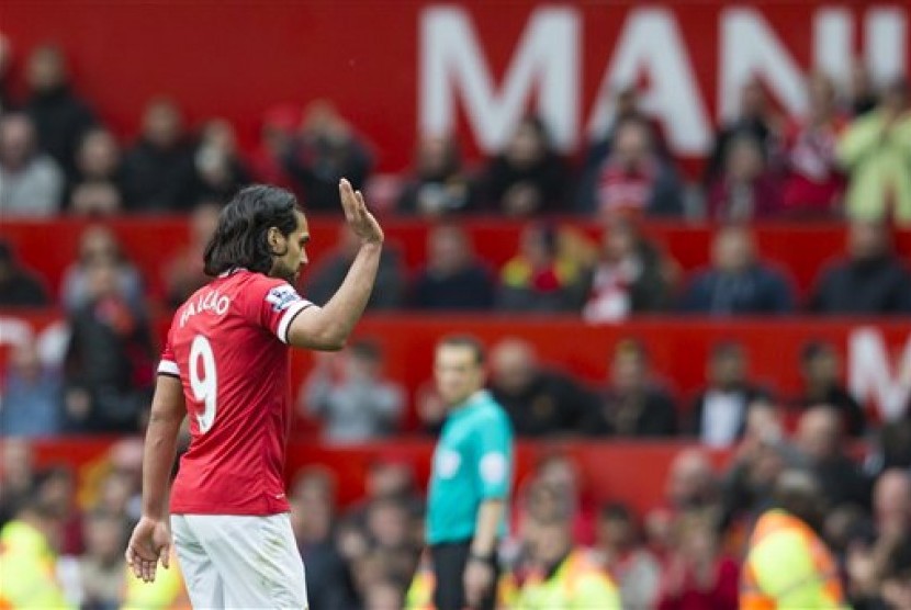 Falcao melambaikan tangan kepada suporter Manchester United