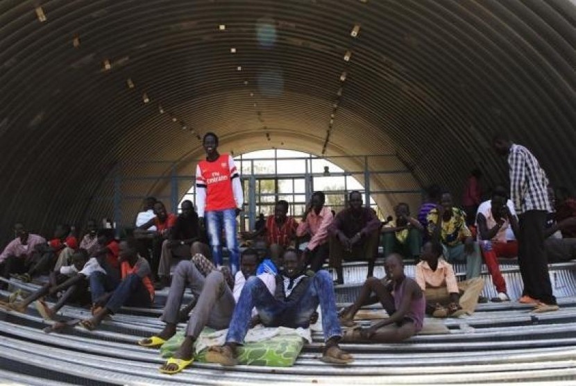 Families displaced by recent fighting in South Sudan, camp in a warehouse inside the United Nations Mission in Sudan (UNAMIS) facility in Jabel, on the outskirts of capital Juba December 23, 2013.