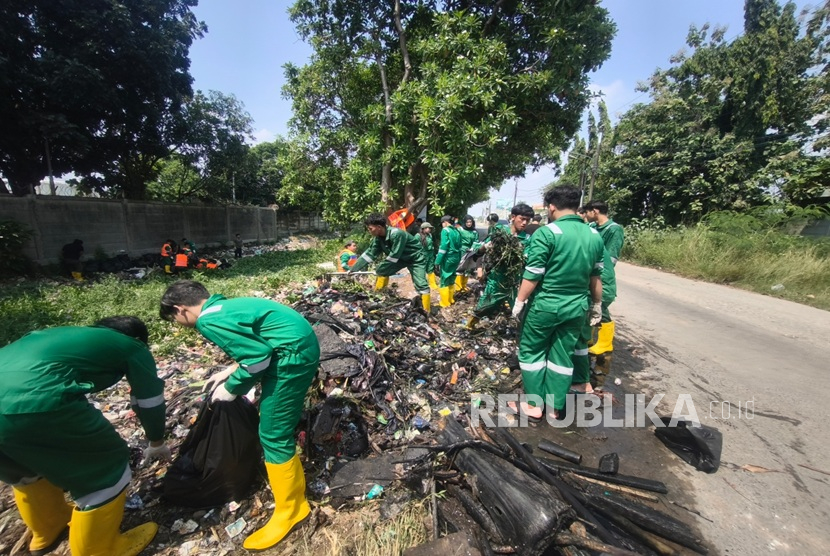 FamilyMart menggandeng Pandawara Group, komunitas anak muda yang dikenal luas atas kepeduliannya terhadap isu lingkungan, khususnya dalam membersihkan sungai dari sampah. Dalam kegiatan tersebut, berhasil dikumpulkan total 8 ton sampah dari aliran sungai.