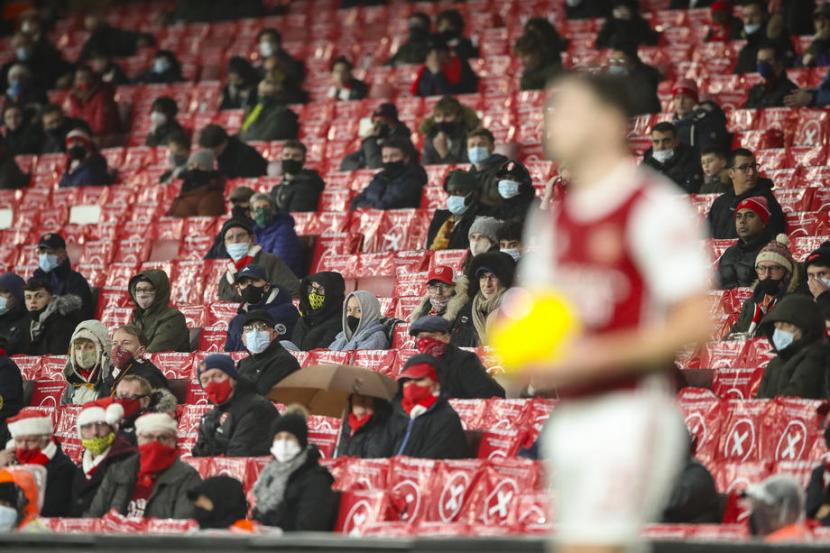 Fan Arsenal di Stadion Emirates menyaksikan Kieran Tierney memegang bola saat melawan Burnley di Stadion Emirates. 
