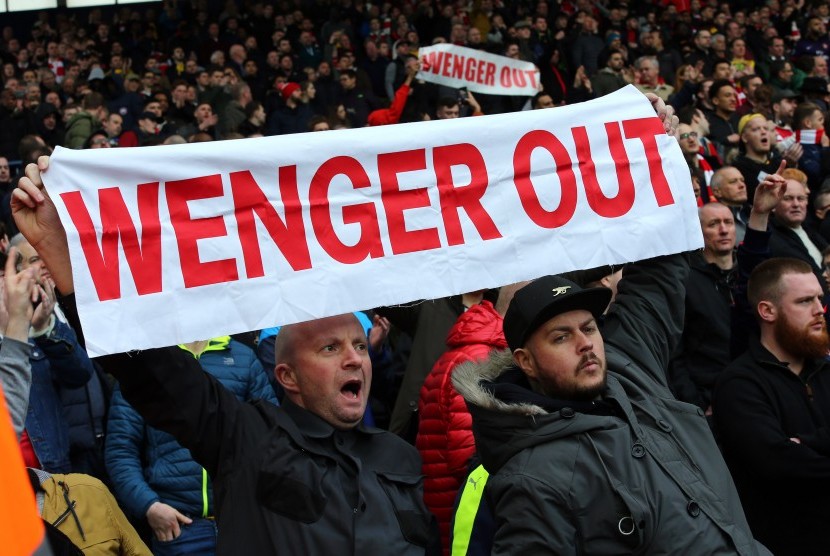Fan Arsenal membawa spanduk meminta pemecatan Arsene Wenger pada laga lawan West Bromwich di stadion Hawthorns, Sabtu (18/9). Arsenal kalah 1-3 pada laga ini.