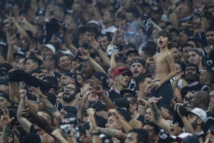 Fan Corinthians merayakan keberhasilan timnya menjuarai Liga Brazil usai mengalahkan Fluminense dalam laga di Sao Paulo, Brazil, pada Rabu (15/11). 