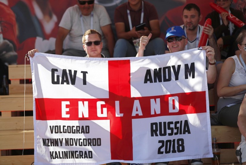 Fan Inggris duduk di FIFA Fan Zone in Volgograd, Rusia, pada 18 Juni 2018. 