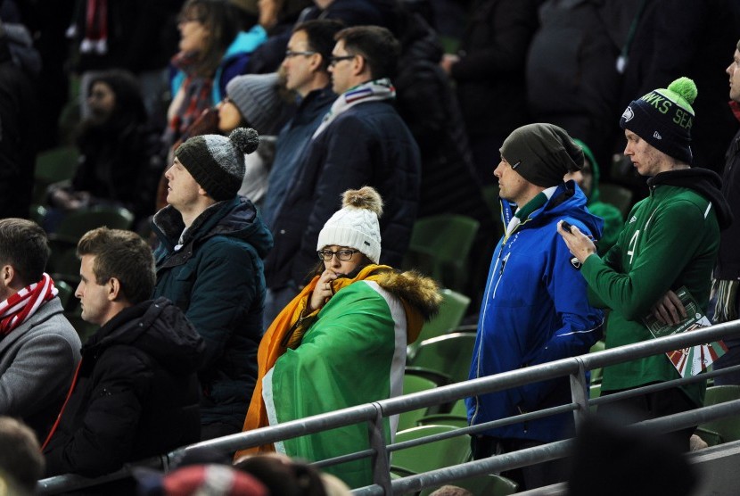 Fan Irlandia tertunduk lesu menyaksikan timnasnya dibantai Denmark 5-1 dalam leg kedua playoff Zona Eropa kualifikasi Piala Dunia 2018 di Dublin, Irlandia, pada Selasa (14/11). 