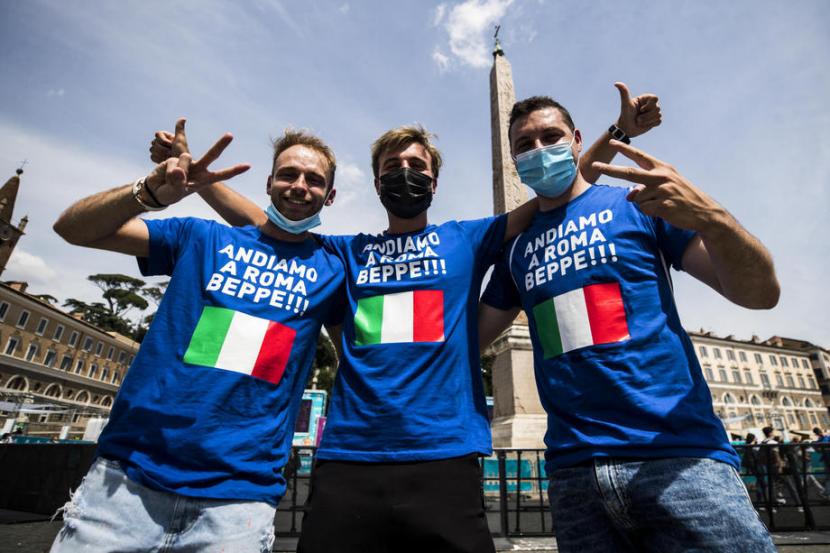 Fan Italia tiba di lokasi nonton bareng di Piazza del Popolo, Roma, Italia guna menyaksikan laga perdana Grup A Euro 2020 antara Turki versus Italia pada Jumat (11/6) waktu setempat.