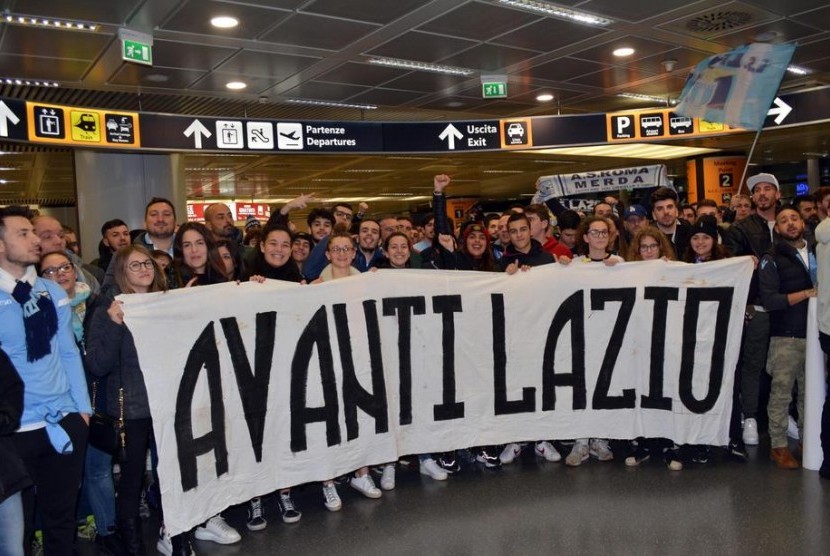 Fan Lazio menyambut kedatangan tim kesayangannya.