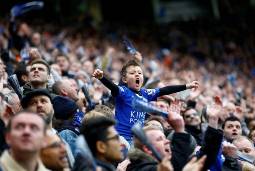 Fan Leicester City merayakan gol tim kesayangan mereka ke gawang Swansea City.