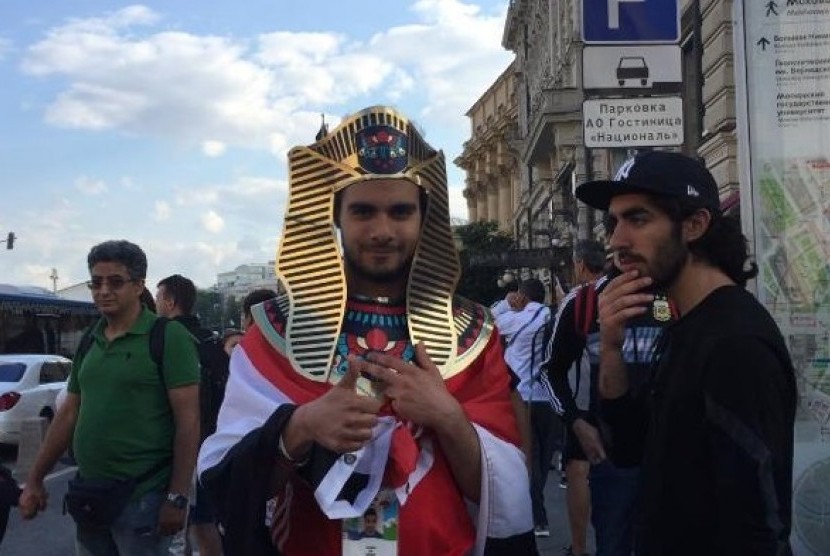 Fan Mesir mengenakan kostum Firaun di kawasan Red Square, Moskow, Rusia, Kamis (14/6).