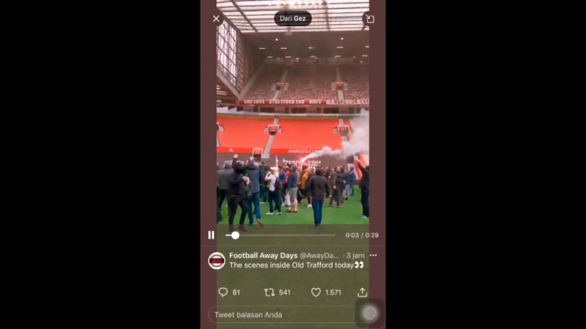 Fan MU masuk ke dalam stadion Old Trafford.