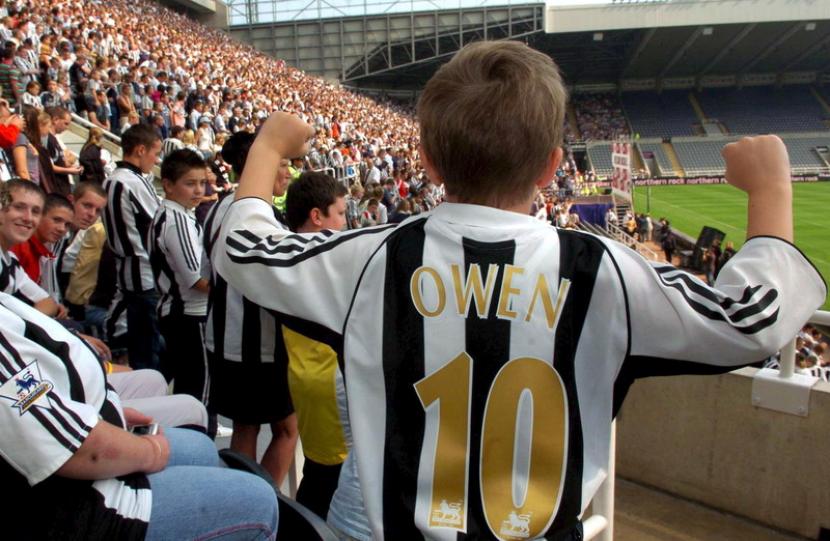 Fan Newcastle United menonton pertandingan di Stadion St James Park (ilustrasi). 