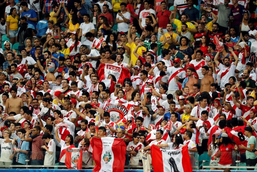 Fan Peru merayakan keberhasilan tim nasionalnya lolos ke semifinal Copa America 2019.