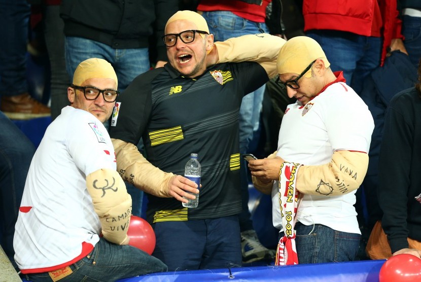 Fan Sevilla berpakaian meniru pelatih, Jorge Sampaoli, pada laga Liga Champions lawan Leicester City, di stadion King Power, Rabu (15/3) dini hari WIB. Sevilla tersingkir setelah kalah agregat 2-3.