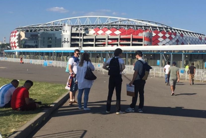 Fan tidak bisa masuk ke dalam Stadion Spartak untuk menyaksikan laga penyisihan Grup D antara Argentina lawan Islandia, Sabtu (16/6) kemarin