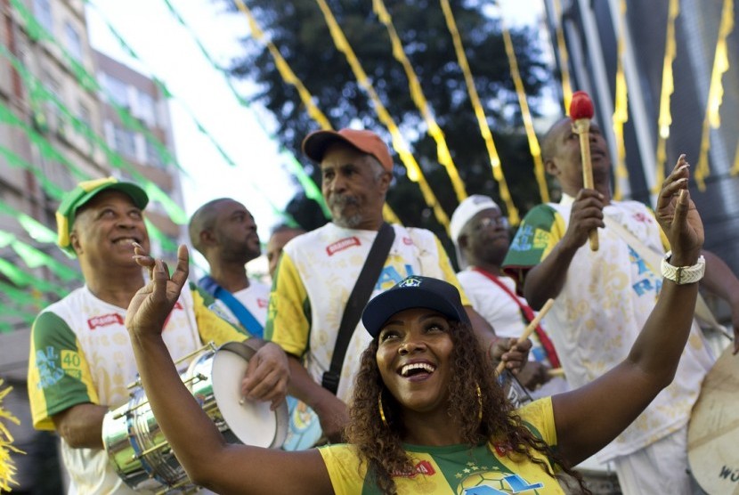Fan timnas Brasil menari Samba (ilustrasi).