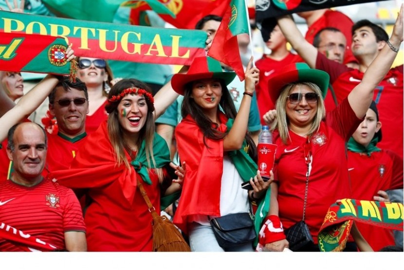 Fan wanita Portugal.