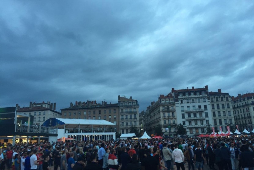  Fan Zone dipadati para pecinta sepak bola di Lyon, Senin (13/6).  (Republika/Citra Listya Rini)