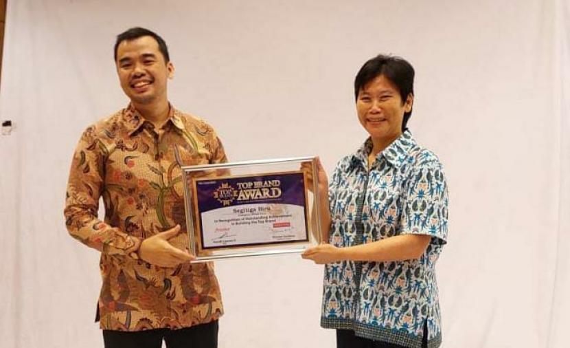 Fandy Santoso, Director Frontier menyerahkan sertifikat Top Brand Award 2022 kategori tepung terigu kepada Andriana, Product Group Manager Bogasari, di Jakarta Kamis (17/3/2022)