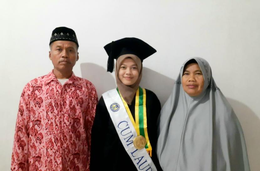 Fani Fatmawati bersama kedua orang tuanya.