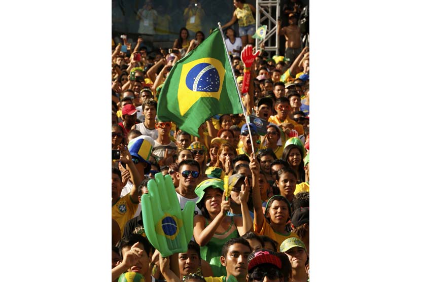 Fans Brasil berkumpul untuk menyaksikan tim mereka bermain melawan Kroasia pada Piala Dunia 2014 pertandingan pembuka mereka di sebuah acara FIFA di Manaus, 12 Juni 2014.