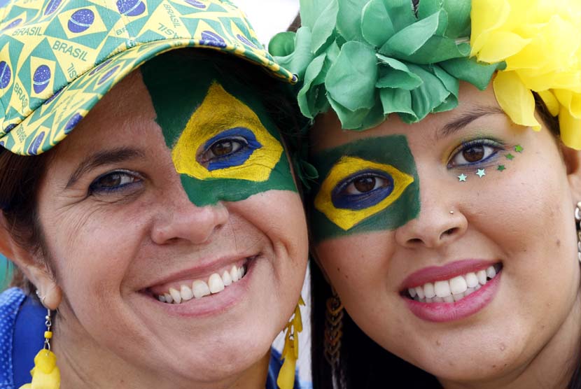 Fans Brasil mengambil bagian di Fan Fest FIFA selama Piala Dunia FIFA 2014 grup A pertandingan babak penyisihan antara Brasil dan Kamerun di Copacabana, Rio de Janeiro, Brasil, Senin(23/6).  (EPA/Abedin Taherkenareh).