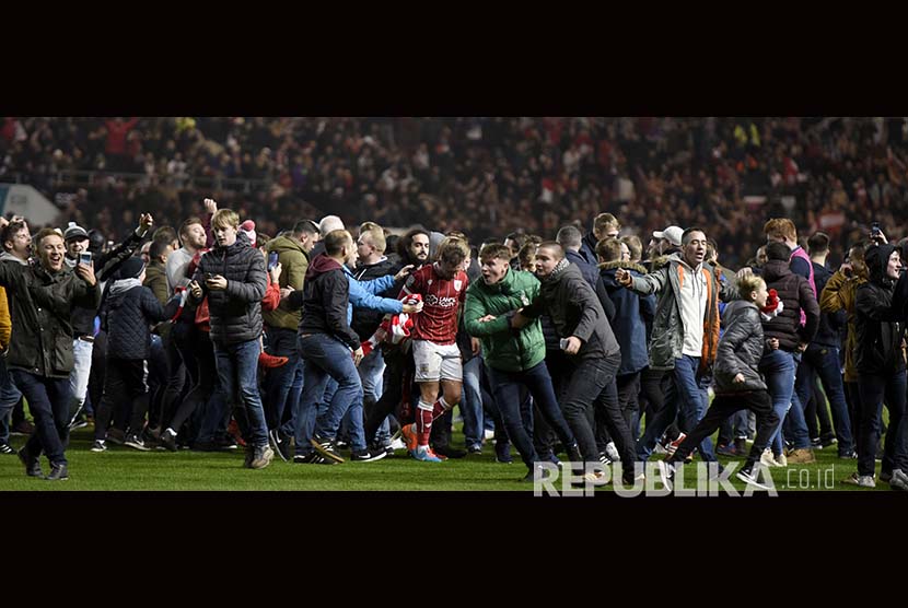 Fans Bristol City menyerbu lapangan usai pertandingan perempatfinal Piala Liga Inggris di Ashton Gate, Bristol, Inggris, Kamis (21/12)