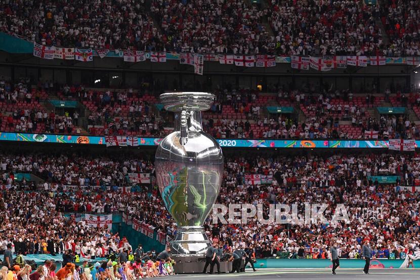 Wembley Terpilih Jadi Host Final Liga Champions 2024. Foto: Fans Inggris bersorak saat upacara penutupan menjelang pertandingan final sepak bola Euro 2020 antara Inggris dan Italia di stadion Wembley di London, Senin (12/7) dini hari WIB.