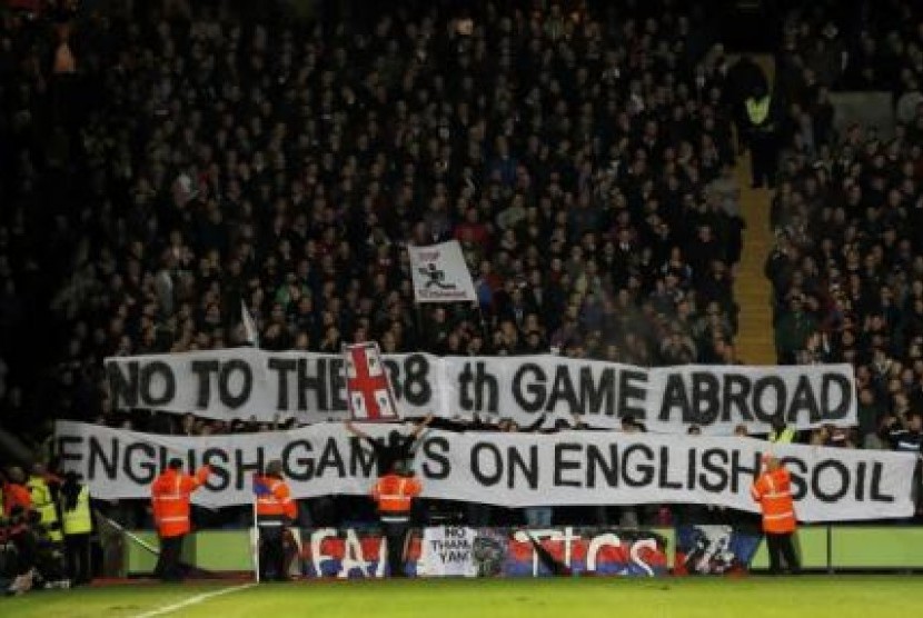 Fans Inggris dalam laga melawan Skotlandia, Tabu (19/11) dini hari WIB.