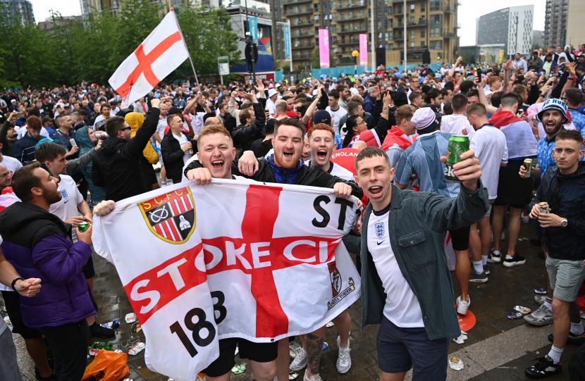 Fan Inggris di luar Stadion Wembley menjelang pertandingan sepak bola babak 16 besar UEFA EURO 2020 antara Inggris dan Jerman di London, Inggris, 29 Juni 2021. 