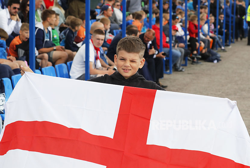 Fans Inggris menghadiri sesi pelatihan tim nasional Inggris di Zelenogorsk, Rusia, 13 Juni 2018. Inggris bersiap untuk Piala Dunia FIFA 2018 berlangsung di Rusia dari 14 Juni hingga 15 Juli 2018