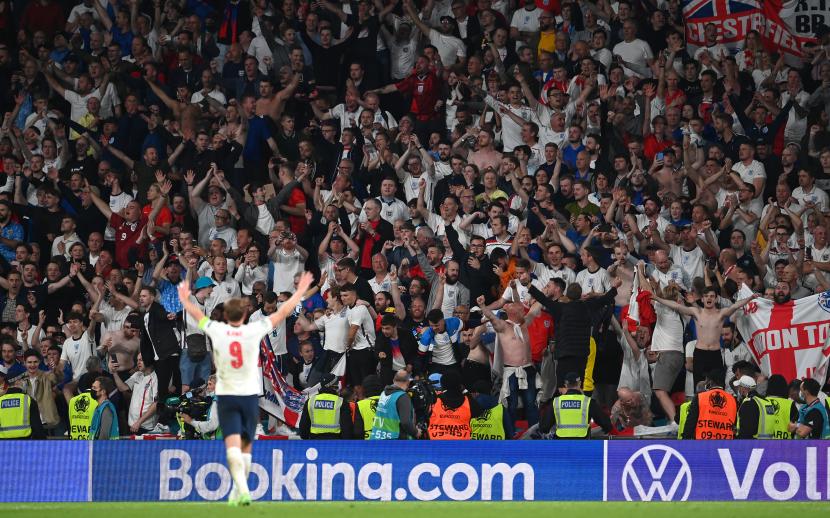 Fans Inggris merayakan kemenangan negaranya dalam semifinal UEFA EURO 2020 atas Denmark di London, Inggris, 7 Juli 2021.