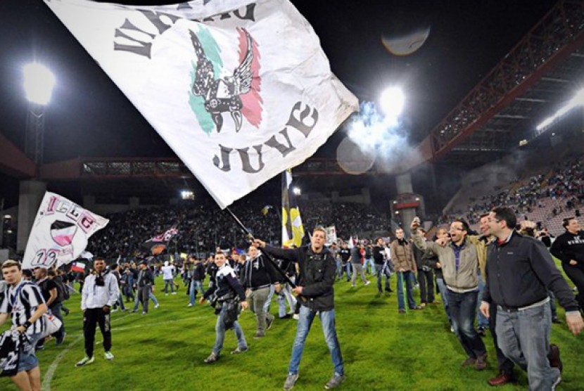 Fans Juventus merayakan gelar Scudetto setelah pertandingan Seri A melawan Cagliari. 
