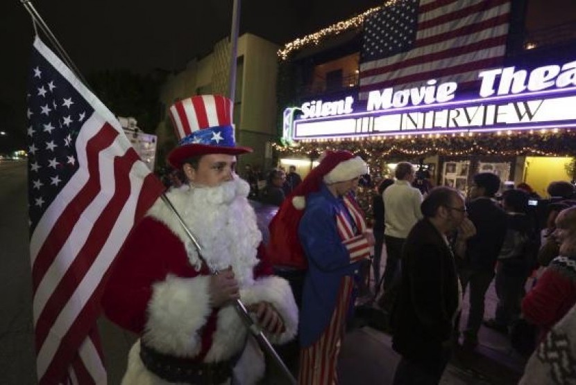 Fans line up at the Silent Movie Theatre for a midnight screening of 'The Interview' in Los Angeles, California December 24, 2014.