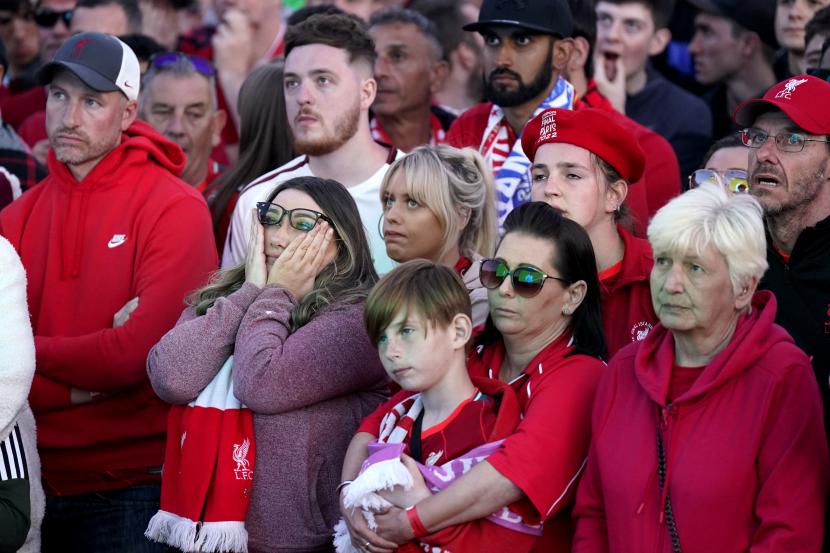 Fans Liverpool bereaksi setelah Real Madrid mencetak gol pembuka saat mereka menonton pertandingan sepak bola Final Liga Champions antara Liverpool dan Real Madrid yang dimainkan di Saint Denis, Prancis, dari The Sandon Complex di Liverpool, Inggris, Sabtu, 28 Mei 2022.