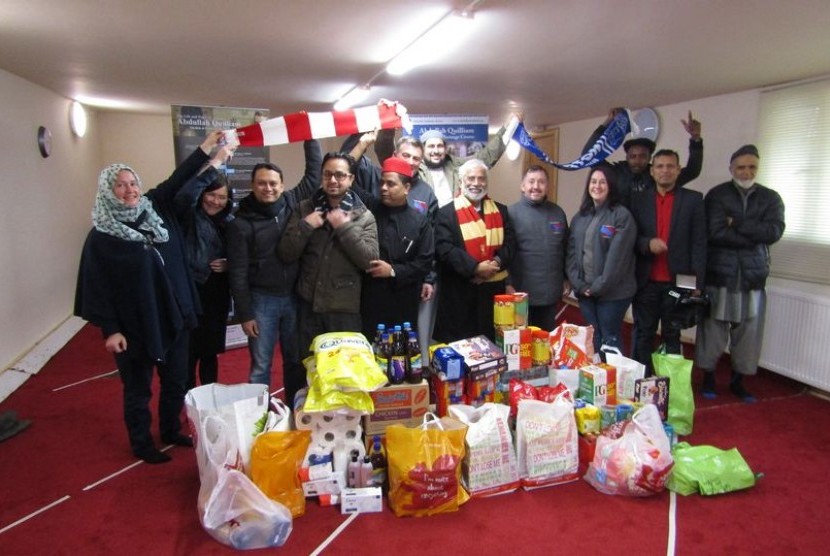 Fans Liverpool dan Everton menggandeng masjid untuk ikut memerangi kemiskinan.