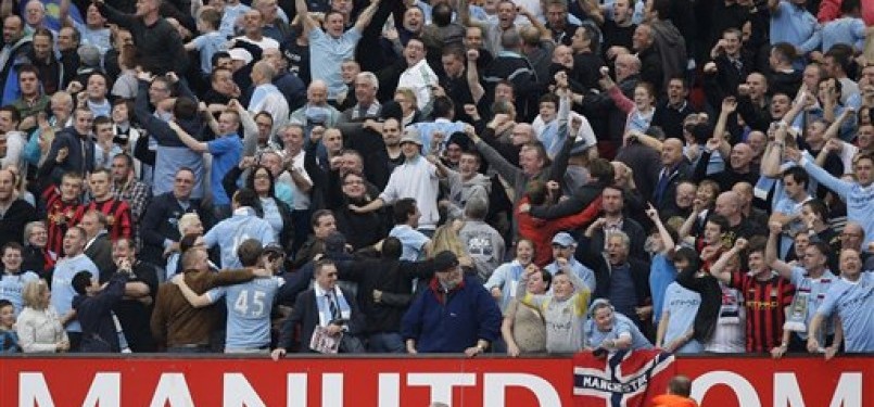 Fans Manchester City merayakan kemenangan tim kesayangan mereka usai membekuk Manchester United 6-1 di Old Trafford.