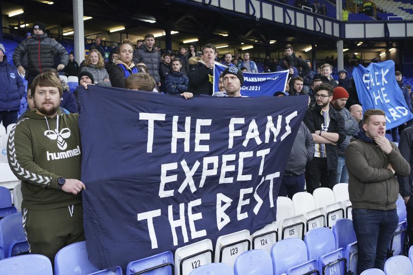 Fans memprotes dewan Everton setelah pertandingan sepak bola Liga Premier Inggris antara Everton dan Aston Villa di stadion Goodison Park, di Liverpool, Inggris, Sabtu (22/1/2022). Fans Everton menginginkan pelatih hebat sesegera mungkin.