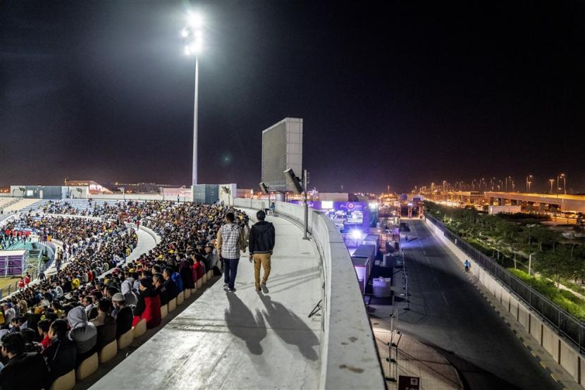 Fans menonton pertandingan Piala Dunia FIFA antara Brasil dan Swiss di Zona Fan Area Industri yang bebas masuk di Stadion Kriket Kota Asia, di Doha, Qatar, Jumat, 25 November 2022. 