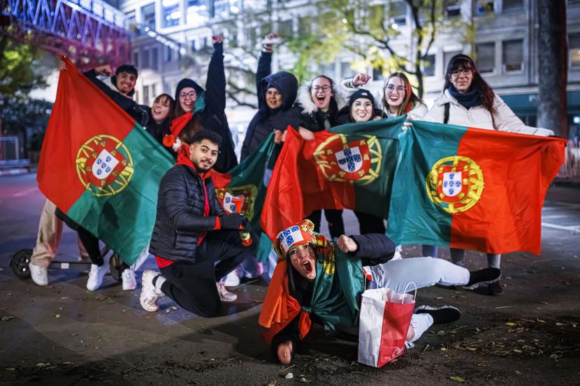 Fans Portugal merayakan setelah pertandingan sepak bola babak 16 besar Piala Dunia Qatar 2022 antara Portugal dan Swiss di jalanan Lausanne, Swiss, Selasa, 6 Desember 2022. 