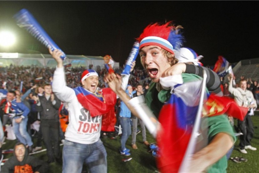 Fans Rusia menari gembira merayakan kemenangan Rusia 4-1 dalam laga lawan Republik Ceska di laga Grup A Piala Eropa 2012 di Wroclaw, Polandia, Jumat (8/6). 