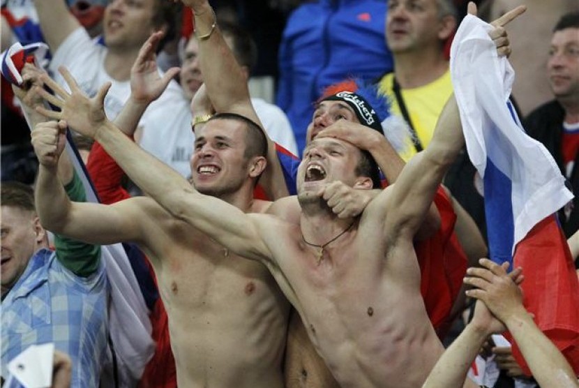 Fans Rusia merayakan kemenangan timnya atas Republik Ceska di laga Grup A Piala Eropa 2012 di Wroclaw, Polandia, Jumat (8/6). 