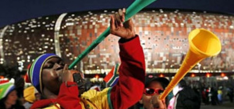 Fans sedang meniup vuvuzela saat perhelatan Piala Dunia 2010 Afrika Selatan.