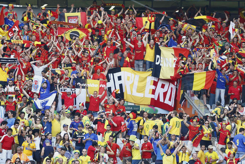 Fans Timnas Belgia menyaksikan timnas kebangaannya saat menghadapi Aljazair di laga Grup H Piala Dunia 2014 Brasil di Stadion Mineirao, Belo Horizonte, Selasa (17/6). 