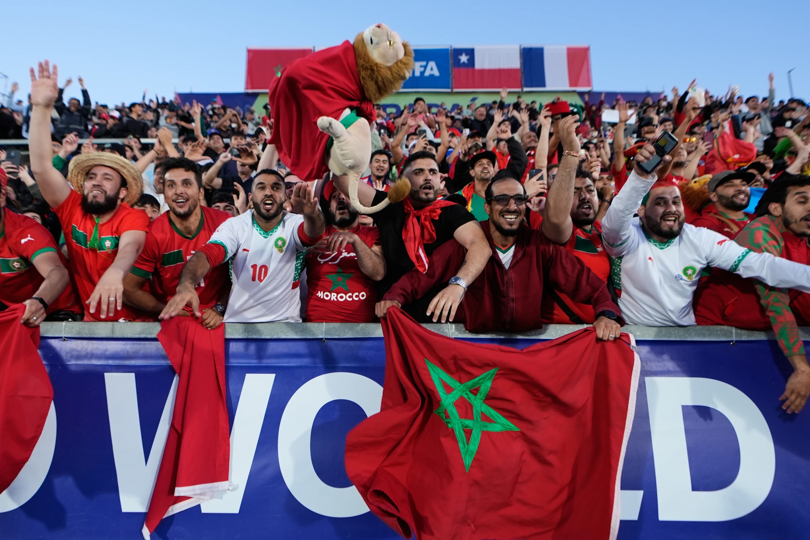 Fans timnas Maroko merayakan kemenangan di Stadion Elias Figueroa Brander, di Valparaiso, Cile.