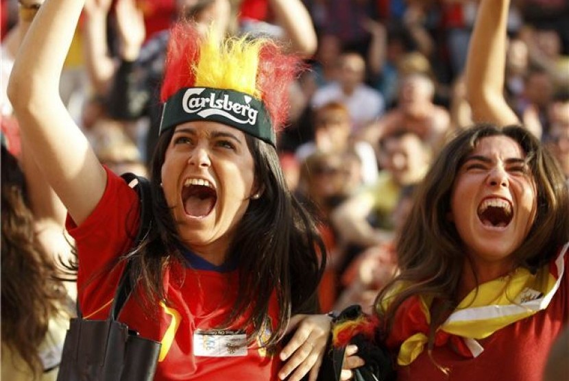 Fans wanita Spanyol meluapkan emosinya saat nonton bareng pertandingan Spanyol lawan Italia di Zona Fans Di Gdansk, Polandia, Ahad (10/6). 