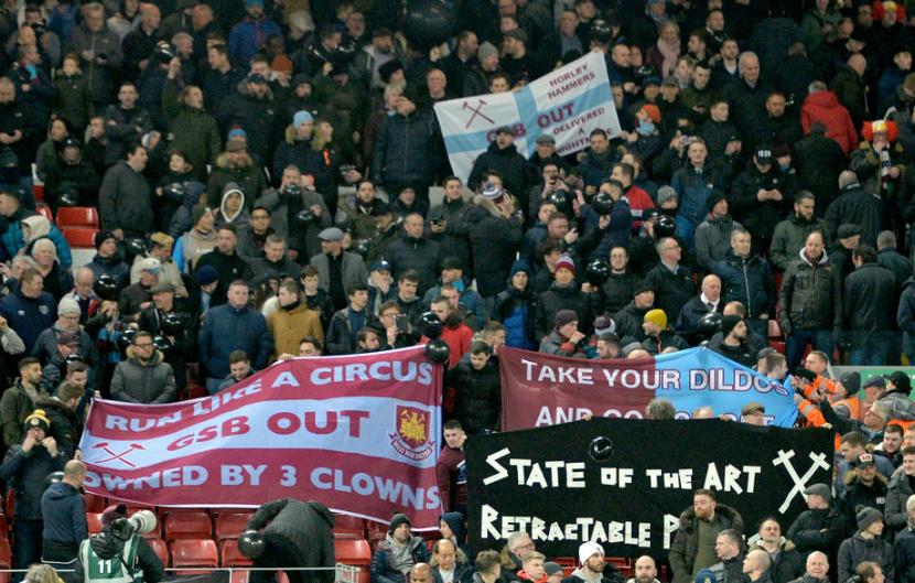Fans West Ham United memprotes pemilik klub dalam suatu laga Liga Primer Inggris. (ilustrasi)